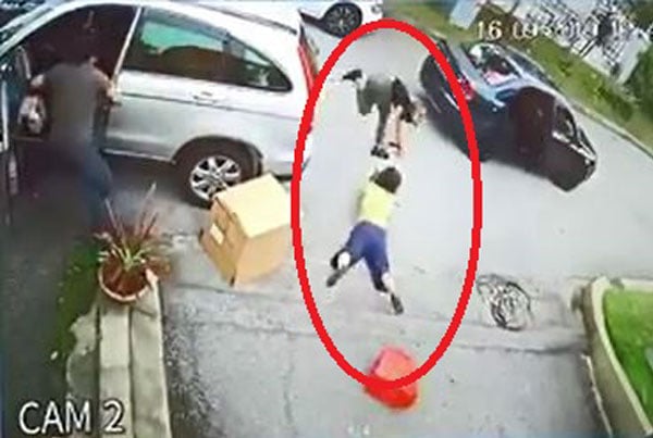 女子因反抗刀匪抢走手提袋时被拉倒而摔在马路上。
