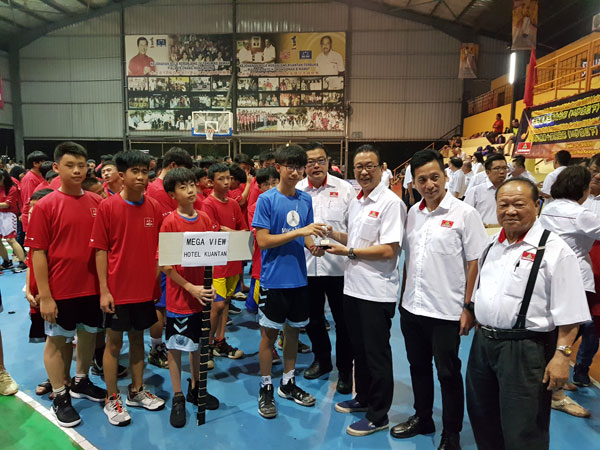 刘华才（右3）颁发纪念品予参赛队伍，右起拿督叶攸河、胡栋强及叶运兴。