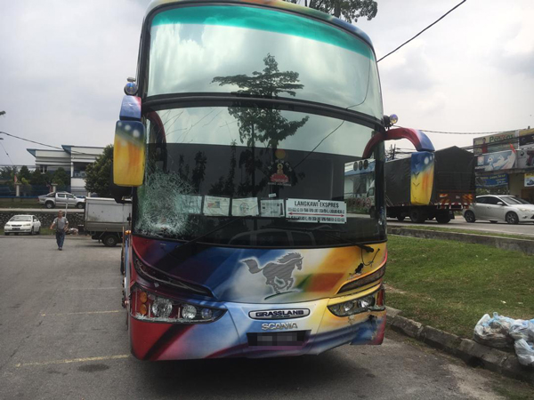 涉及车祸的长途巴士事发后,继续开往新加坡目的地。