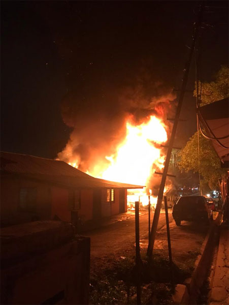 隆市甘榜泗岩沫中部夜晚发生火灾，烧毁4间民宅。