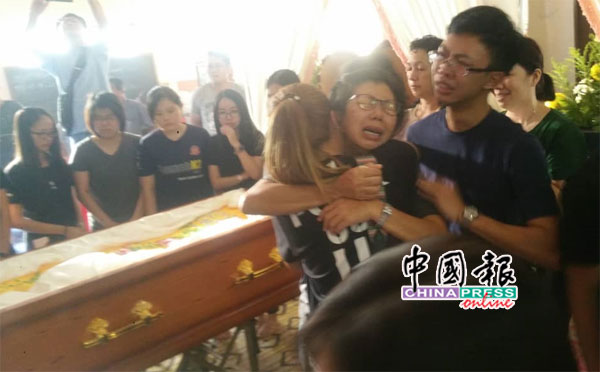 李金燕(中)看到薇妮同窗好友,一度失控痛哭。