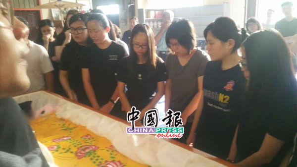 薛薇妮同窗好友围棺,个个哭红了眼。