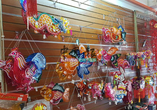 传统玻璃纸灯笼目前仍有市场需求，一般在中秋节时都会售罄。