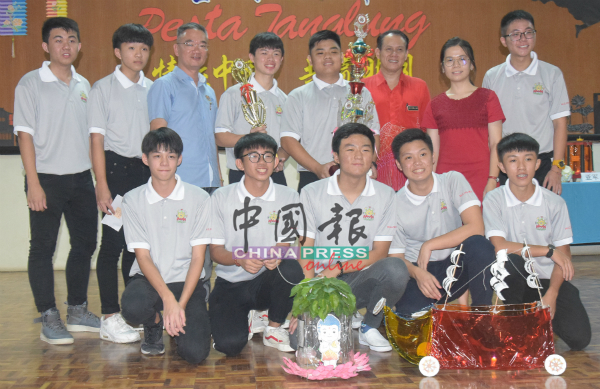 邱培栋（后排左3）颁奖给最佳创意奖及总冠军及常年杯给公教中学A队。
