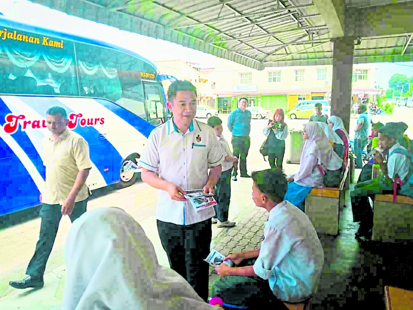 张聒翔分别在马口巴士总站及峇都基基巴士总站派发传单。