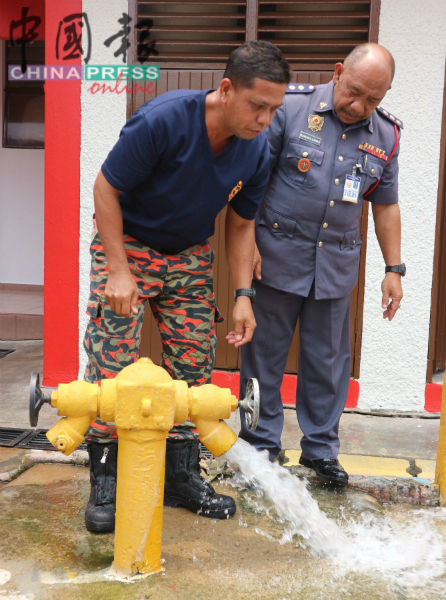 发生火灾时，消防栓能够良好操作与否非常重要，卡马鲁查曼（右）呼吁民众一起爱护与照顾消防栓。