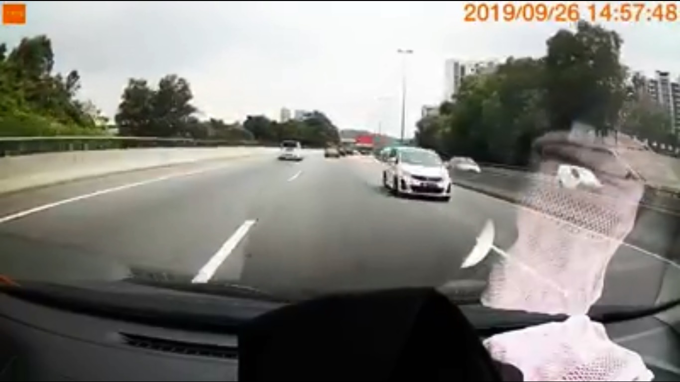 1辆白色迈薇轿车在快速车道逆向行驶，吓坏其他道路使用者。
