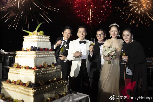 一家人在結婚蛋糕旁合照。圖/向佐微博
