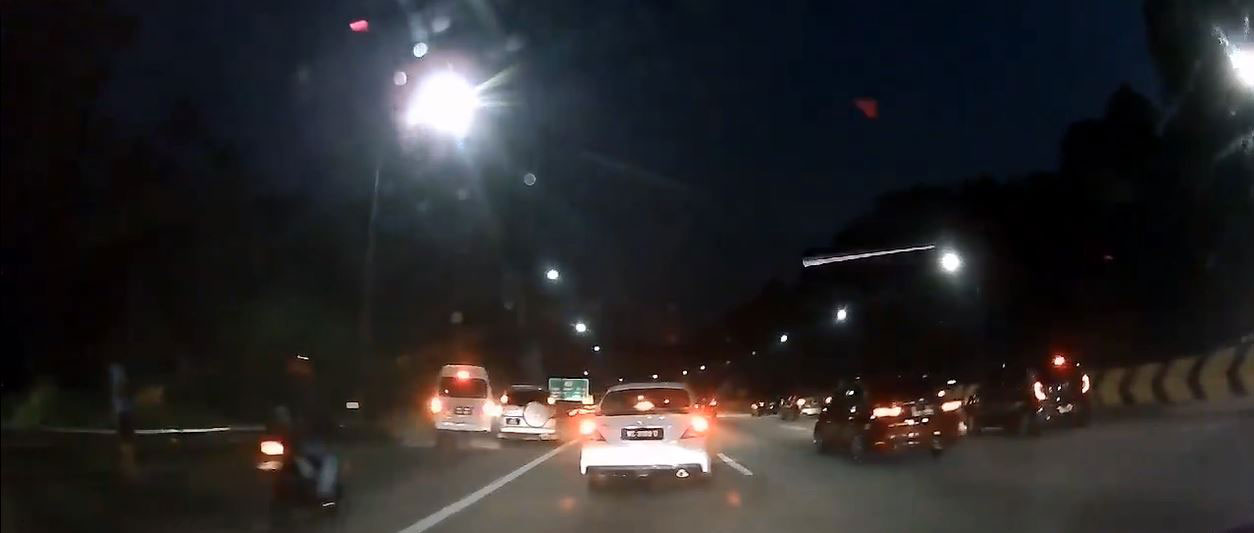 银色轿车切入紧急车道违规驾驶时，撞上正从后方驶来的救护车。