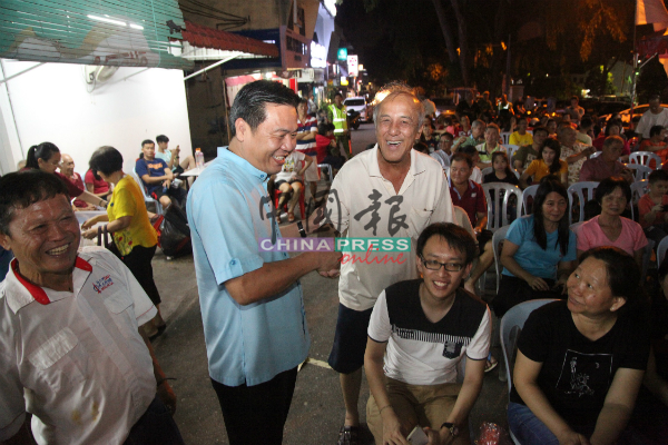 郑国球（左2）现身现场与民众握手交流。
