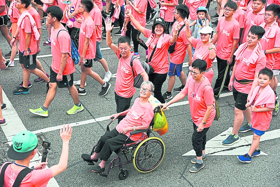一名行动不便的老妇也加入和平之跑的行列，精神可嘉。
