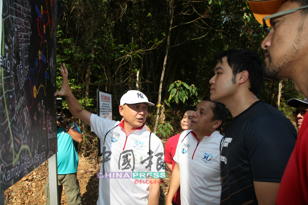 许育泰（前排左）为郭子毅（右2）讲解新的登山路线。
