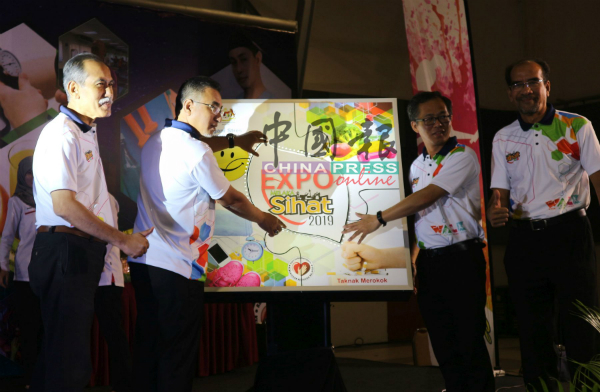 阿德里（左2）为2019年马六甲健康展销会主持开幕，左起鲁斯迪及刘志良。