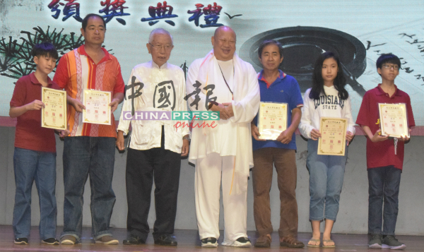 第2届四书五经语录书法赛非孔教会学员组合优胜者与颜德泉（左4起）及蓝日川。