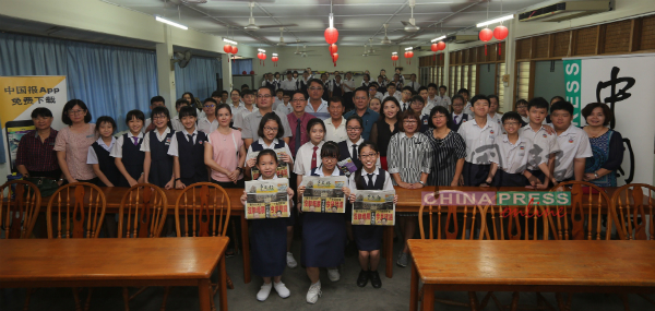 晋巷华小获陈宝全连续11年，每天赞助3份《中国报》供全校师生阅读。