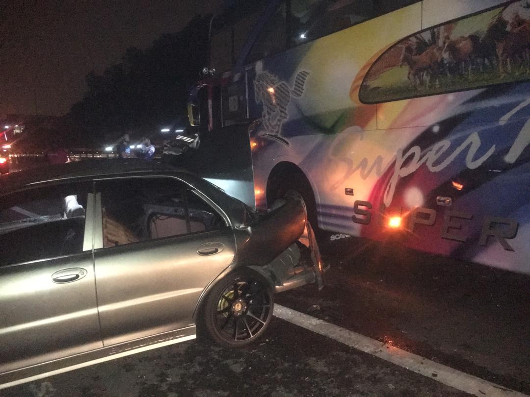 巴士撞击威拉轿车后,司机和乘客都无恙。