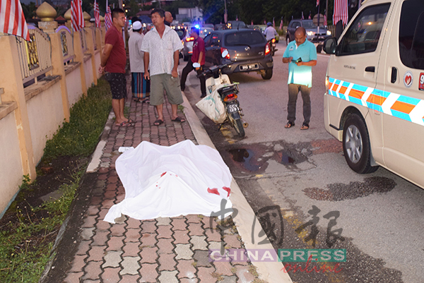 死者被撞後重傷，市民將他抬上行人道等待救護車到來。