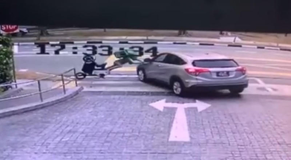 送餐员骑士抛飞两公尺，猛撞车子左侧车身。（互联网）