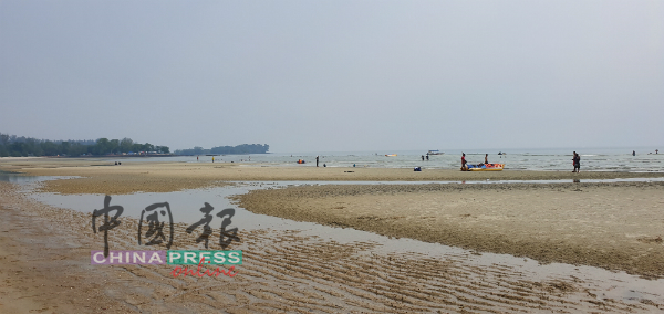 尽管面对烟霾侵袭，但波德申海滩依然可见到戏水的游客。