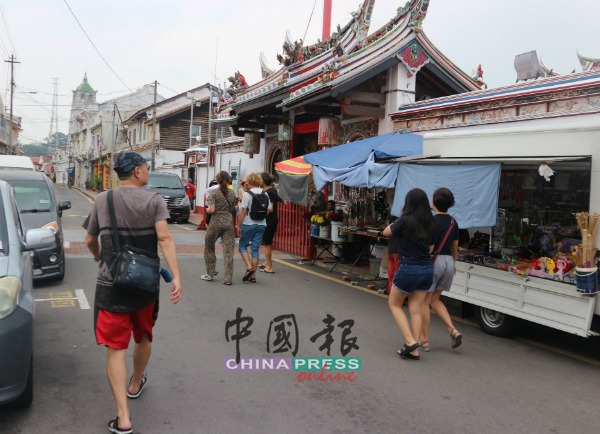 古刹青云亭是许多游客必访的景点，在8月份发生了3宗掠夺案，游客受促提高警惕，照顾好自己的随身包。