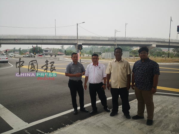 众市议员与地方官员到新马六甲方向往中央医院方向的道路，查视交通情况。