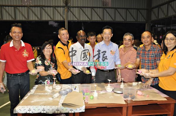 大会嘉宾在场亲手自制月饼，体验中秋佳节的气氛，左起为刘秋兴、吴春兰、伍德翔、P古拿、谢琪清、林福兴及林金华。