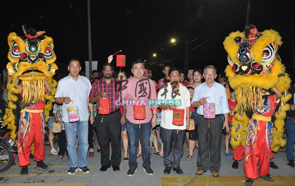 陆兆福（左3）与村民一起提灯笼游行，左起萧妙光、威拉班、朱财宏及周世扬。