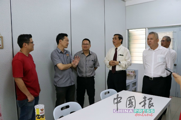 谢琪清（左2）和叶耀荣（右）参观全新的辅导室时，与叶国芳(右2起）、刘国龙、汤俊顺交流。