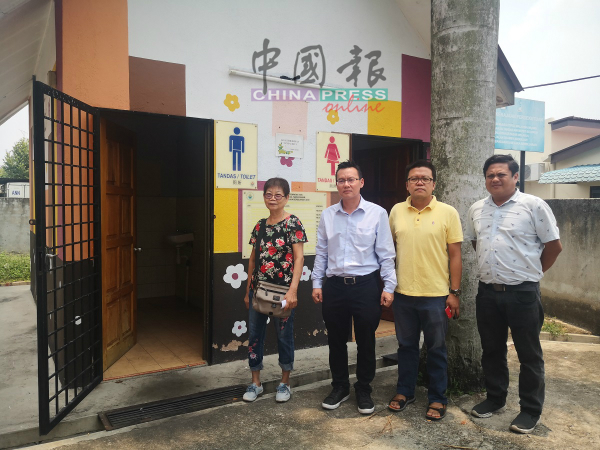 杨亚金（左）向马华甲州监督制衡委员会投诉厕所问题。右起为林佑福、李春源、蔡求伟。