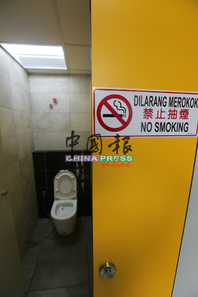 使用公厕还抽烟是不被允许的。