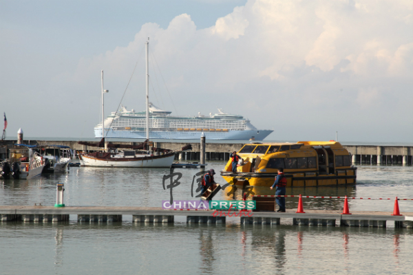 由于海洋航行者号（后者）吃水深，因此仅能泊靠在马六甲海峡，再由接驳船（前者）载送游客上岸，到马六甲游玩。