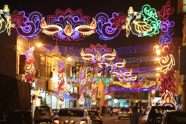今年的马六甲小印度，获新加坡小印度赞助120万新币的屠妖节二手装饰，让该街充满浓郁的民族色彩。