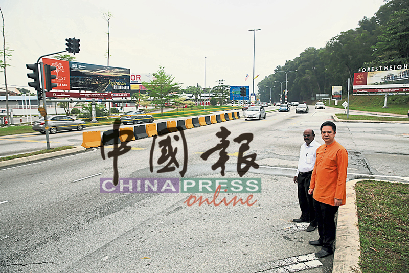 张聒翔（右起）及P古拿在放工时间到场巡视交通情况。