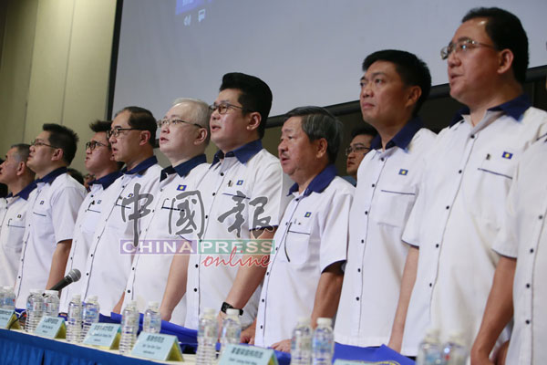 魏家祥（右5）与党领袖出席2019年雪州马华常年大会。右起为梁国伟、陈锦传、林祥才、黄祚信、马汉顺及张盛闻。