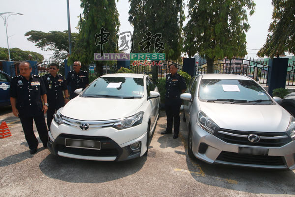 警方起回用来干案的丰田威驰失车及用来逃走的国产AXIA轿车，左起为莫哈末查卡利亚、阿兹兰及查卡利亚。