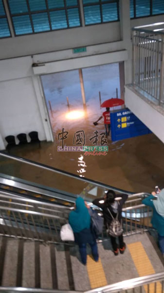 洪水淹入双溪加笃电动火车站。