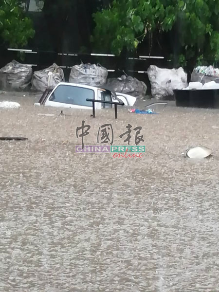 一辆被洪水淹浸的车辆已惨遭“没顶”！