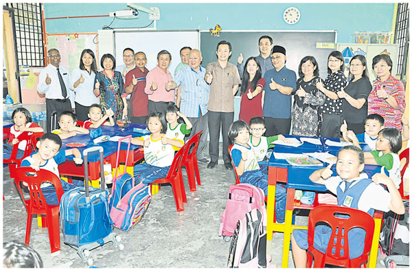 谢琪清（左9）动用议员拨款，为多所学校添购新桌椅，左6起为曾天祥、李子耀、李测明、朱妍錂、莫哈末弗尔兹及宋俐颖（右）。