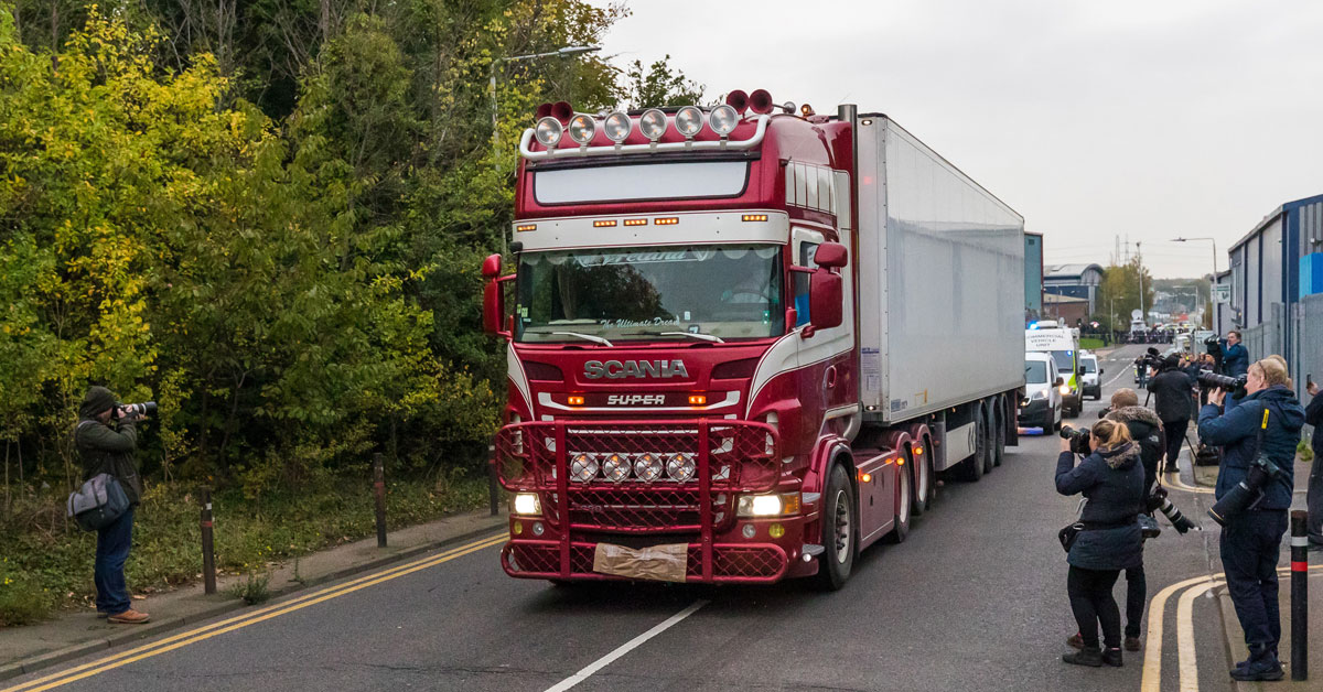 货柜车已被移送至一处安全地点,继续被扣查及让警方人员搜证。(欧新社)