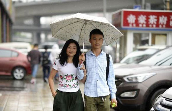 小谭不顾家人反对,执意和46岁的李良友结婚。