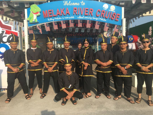 马六甲游船河服务男女舵手每周六身穿马来英雄“制服”，向游客展示我国传统服饰。