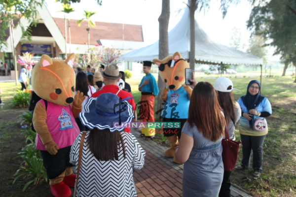 甲州旅游年吉祥物与身穿传统服装的接待员热情迎接各国游客。