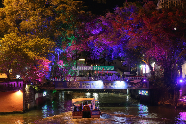 马六甲河及海岸发展机构将定期更换更换彩灯布置，吸引游客夜间游船，提升住宿率。