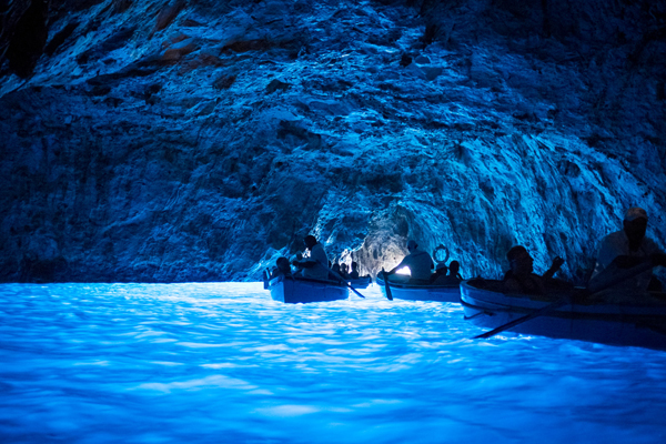 來到卡布裡島，藍洞是必去的景點；洞內海水一片晶藍，你會驚嘆大自然的神奇！