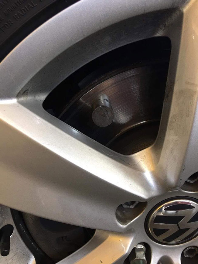 社交媒体上流传1个消息，抢车匪在轿车轮胎的刹车片上放置磁铁干案，经本报查证后证实并非在本地发生。