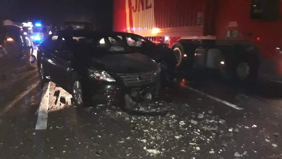 混凝土柱子從拖格羅釐散落南北大道路面，有多輛與這輛拖格羅釐的同行的轎車不幸受到波及，造成至少2死2傷。