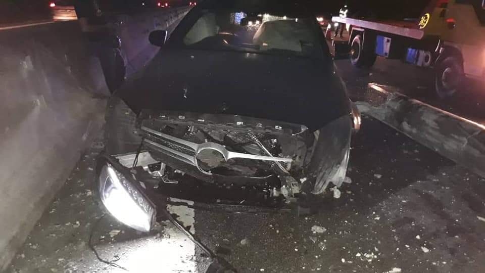 .南北大道第256.1公裡周三發生罕見意外，一輛拖格羅釐跌落多根混凝土柱子到路面，導致多輛轎車飛來橫禍。
