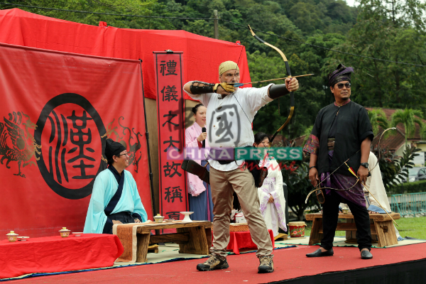 一名洋人也受邀参与“乡射礼”，体验礼仪，右为阿克马。