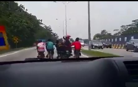 约4名男童和少年骑着蚊子脚车，一字排开，横霸整条车道。