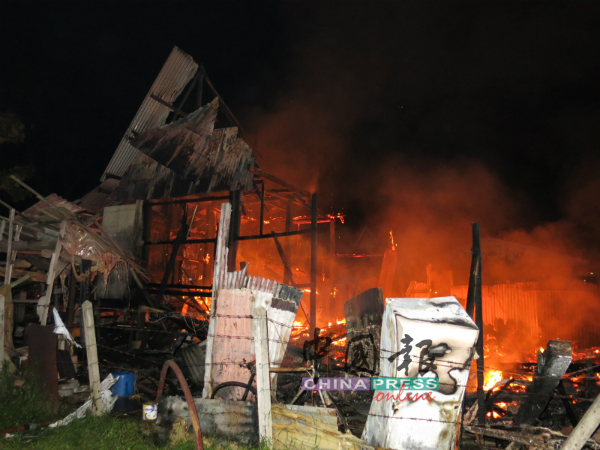熊熊大火吞噬汉丽宝路2间木屋，另两间木屋厨房受殃及，所幸未酿伤亡。